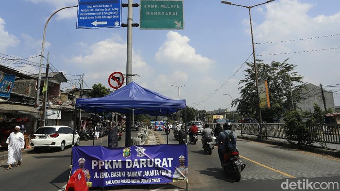 Pos Penyekatan Mulai Longgar Jelang PPKM Level 4 Berakhir Arus lalu lintas terpantau ramai lancar di sejumlah pos penyekatan di beberapa titik pada masa Pemberlakuan pembatasan kegiatan masyarakat (PPKM) Level 4 di Jakarta, yang akan berakhir Senin (02/08/2021).