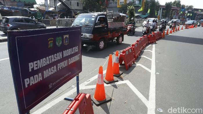 Arus lalu lintas terpantau ramai lancar di sejumlah pos penyekatan di beberapa titik pada masa Pemberlakuan pembatasan kegiatan masyarakat (PPKM) Level 4 di Jakarta, yang akan berakhir Senin (02/08/2021).