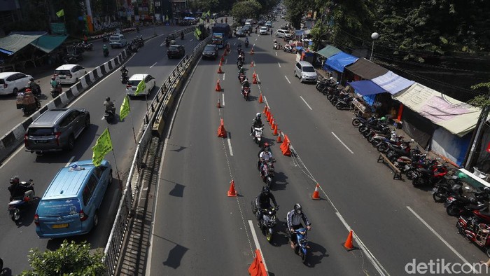 Arus lalu lintas terpantau ramai lancar di sejumlah pos penyekatan di beberapa titik pada masa Pemberlakuan pembatasan kegiatan masyarakat (PPKM) Level 4 di Jakarta, yang akan berakhir Senin (02/08/2021).