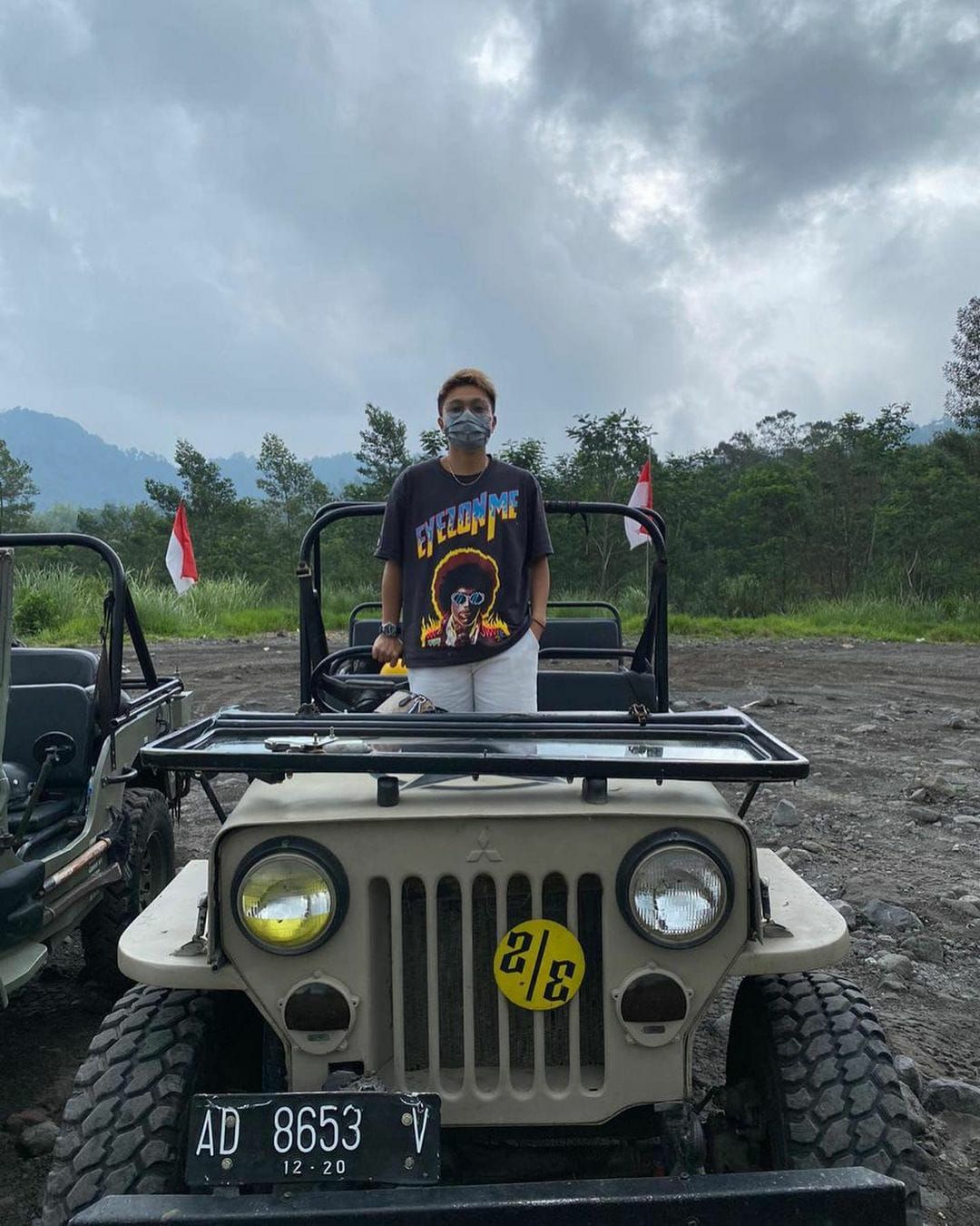 Pose Apriyani Rahayu di atas mobil Jeep Willys. Bersama Greysia Polii, Apriyani berhasil meraih medali emas Olimpiade Tokyo 2020 di kategori ganda putri.