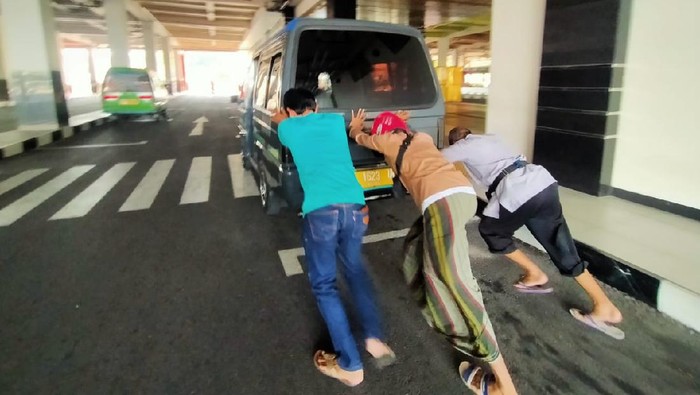 PPKM Level 4 berakhir hari ini. Kebijakan PPKM di tengah pandemi COVID-19 berdampak pada sektor transportasi.