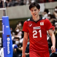 Ran Takahashi, Atlet Voli JepangRan Takahashi punya banyak fans yang mendukung laganya di Olimpiade Tokyo 2020. Pria tersebut sukses jadi perbincangan karena penampilan fisiknya yang mencuri perhatian. Atlet 19 tahun berdarah Jepang, Jerman, dan Amerika Serikat itu sering disamakan dengan tokoh anime Haikyu, Shoyo Hinata. Foto: Facebook/Ran Takahashi