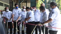 Rantis MV2 merupakan kendaraan 4x4 pengembangan terbaru dengan prototipe awal berwarna biru muda. Tampilan desain dan interior diklaim lebih modern, baris belakang lebih lega, atap hardtop dengan kanopi belakang yang dapat di lepas pasang menjadi kendaraan double cabin serta dilengkapi dengan foot step samping. (dok. Pindad (Persero))