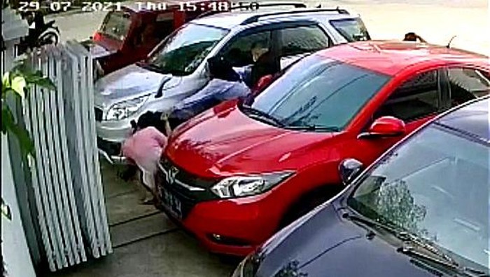 Rekaman CCTV istri di Makassar tikam selingkuhan suami. (dok. Istimewa)