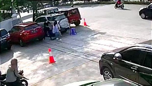 Rekaman CCTV istri di Makassar tikam selingkuhan suami. (dok. Istimewa)