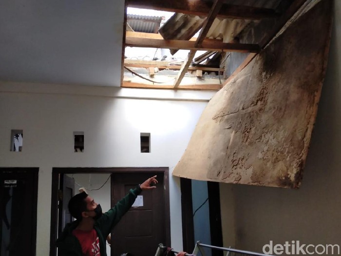 Rumah seorang warga di Karawang rusak akibat ledakan tabung gas