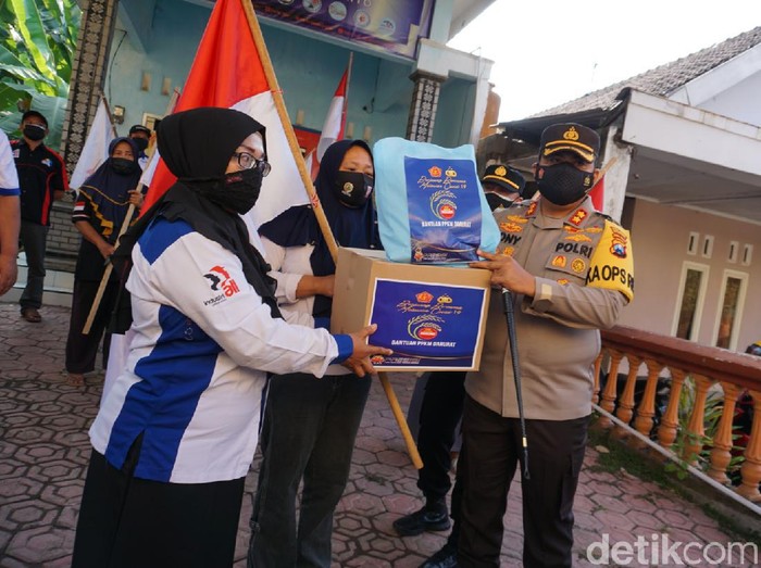 Polisi dan TNI terus menyuntikkan semangat merah putih ke warga Kabupaten Mojokerto untuk melawan pandemi COVID-19. Hari ini, aksi tersebut menyasar ratusan peserta vaksinasi COVID-19 dan organisasi buruh.