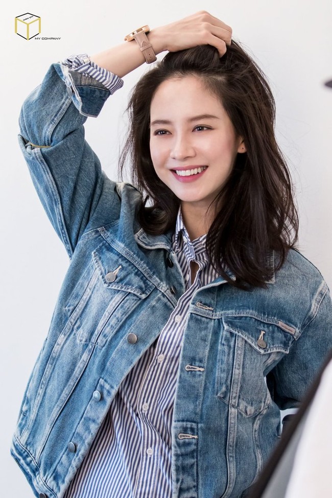 Song Ji Hyo menampilkan kecantikan alami sejak membintangi drama Korea Princess Hours pada 2006 silam. Netizen Korea mengagumi wajahnya tanpa riasan makeup. Walaupun telah menginjak kepala empat, member Running Man itu tetap terlihat muda. Foto: dok. My Company