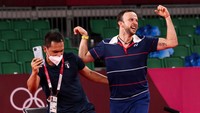 Kevin Cordon merupakan pebulutangkis asal Guatemala yang lahir di Zacapa pada 34 tahun silam. Dia merupakan salah satu atlet bulutangkis veteran yang sama sekali tidak diunggulkan. Selain karena usianya yang sudah menginjak kepala tiga, Olimpiade Tokyo 2020 ialah multievent terbesar keempat yang ia ikuti sepanjang kariernya. Lintao Zhang/Getty Images.