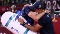 Meskipun akhirnya Cordon kalah dua gim 18-21, 11-21 dari Axelsen, tapi keberhasilan Qadafi mengantarkan Cordon sampai babak empat besar patut diapresiasi. CARL DE SOUZA/AFP/GettyImages.