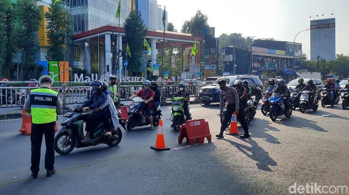 Suasana di Penyekatan Underpass Basura Jaktim