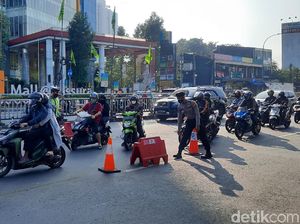 PPKM Level 4 Berakhir Hari Ini, Lalin di Penyekatan Basura Jaktim Lancar