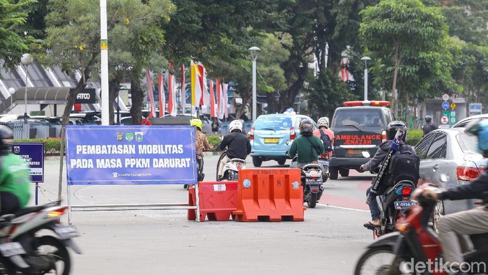 Suasana Pasar, Jalan dan Warteg di Jakarta Saat Hari Terakhir PPKM Level 4 PPKM level 4 akan berakhir hari ini. Begini suasana kawasan bundaran Hotel Indonesia, Pasar Mete, dan Warteg di Jakarta.