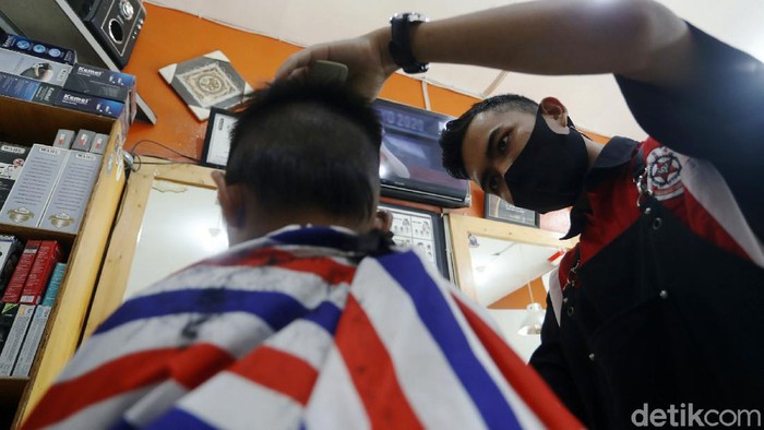 Pemerintah mengizinkan barbershop buka saat PPKM level 4. Syaratnya, karyawan dan pengunjung harus memiliki sertifikat vaksin Corona.