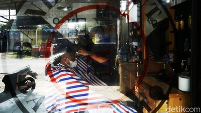 Suasana Potong Rambut di Barbershop Saat PKKM Level 4