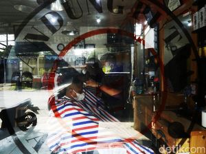 Suasana Potong Rambut di Barbershop Saat PKKM Level 4
