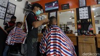 Tak hanya itu, pengelola salon atau tempat pangkas rambut itu juga wajib menerapkan protokol kesehatan secara ketat.