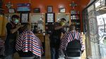 Suasana Potong Rambut di Barbershop Saat PKKM Level 4