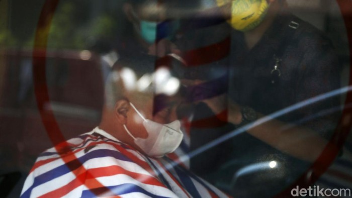 Suasana Potong Rambut di Barbershop Saat PKKM Level 4 Pemerintah mengizinkan barbershop buka saat PPKM level 4. Syaratnya, karyawan dan pengunjung harus memiliki sertifikat vaksin Corona.