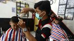 Suasana Potong Rambut di Barbershop Saat PKKM Level 4