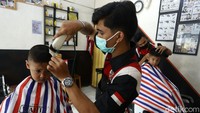 Suasana potong rambut di salah satu barbershop di Jakarta, Senin (2/8/2021). 