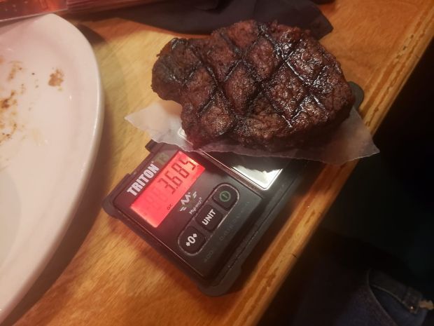 Tak Percaya Restoran, Pria Ini Timbang Steak untuk Buktikan Beratnya