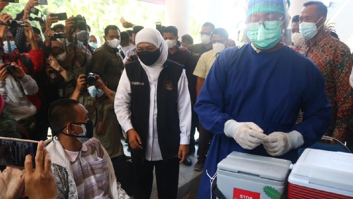 Tinjau Vaksinasi, Gubernur Jatim Sebut Malang Jadi Daerah Pertama Dosis Ketiga Nakes