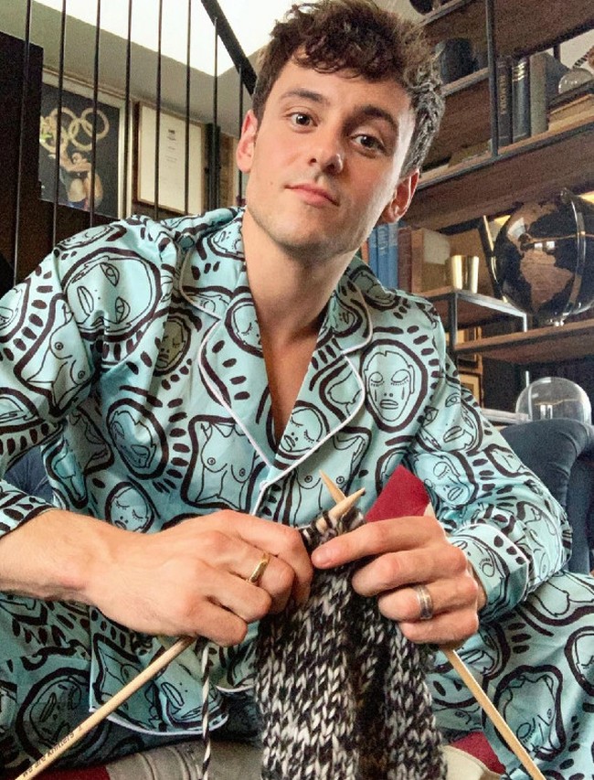 Ternyata merajut sudah jadi hobi yang digelutinya. Dia mulai suka dengan kerajinan tangan ini sejak pemberlakuan lockdown di awal-awal merebaknya virus Corona pada 2020 lalu. Foto: Instagram/@tomdaley