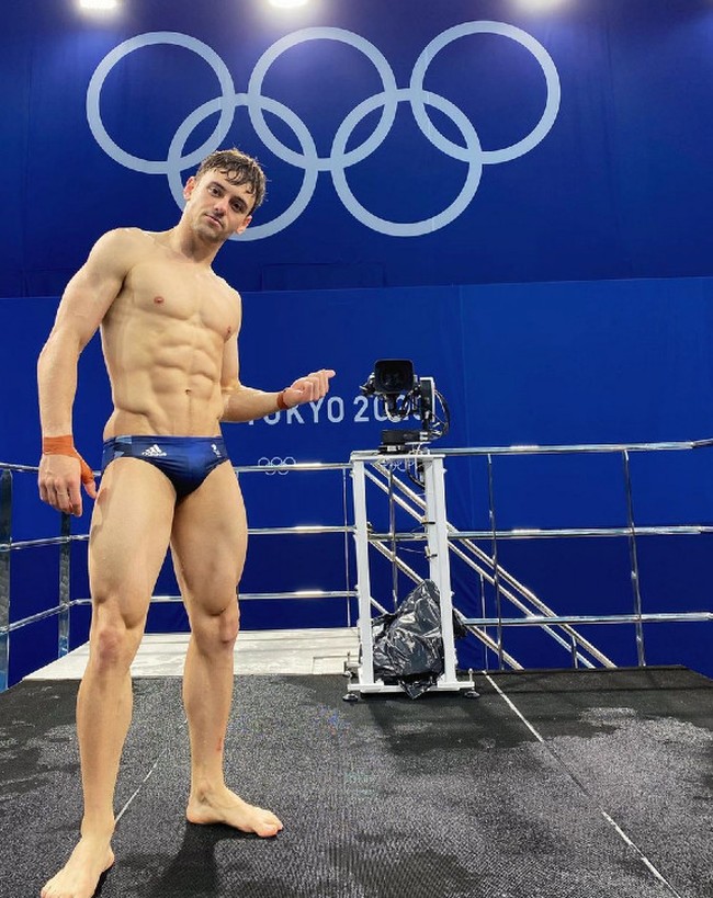 Terlepas dari bakat merajut yang membuat takjub, Tom Daley merupakan atlet loncat indah berprestasi. Foto: Instagram/@tomdaley