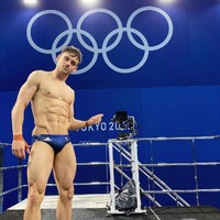 Terlepas dari bakat merajut yang membuat takjub, Tom Daley merupakan atlet loncat indah berprestasi. Foto: Instagram/@tomdaley