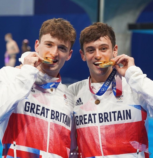 Pria 27 tahun ini berhasil mempersembahkan medali emas untuk Inggris dalam cabang olahraga loncat indah nomor beregu bersama rekannya Matty Lee. Foto: Instagram/@tomdaley