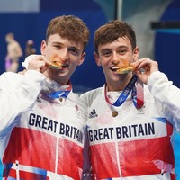 Pria 27 tahun ini berhasil mempersembahkan medali emas untuk Inggris dalam cabang olahraga loncat indah nomor beregu bersama rekannya Matty Lee. Foto: Instagram/@tomdaley