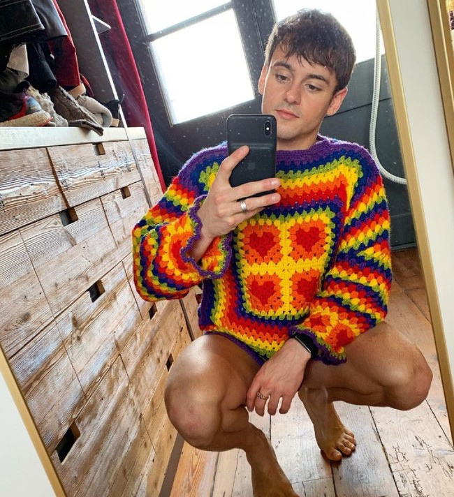 Tom Daley memang sudah sering menunjukkan kemampuan merajutnya di Instagram. Dia bahkan membuat akun khusus yang dinamakan Made With Love By Tom Daley . Foto: Instagram/@tomdaley