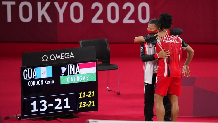 Indonesia's Anthony Sinisuka Ginting celebrates after winning against Guatemala's Kevin Cordon during men's singles bronze medal Badminton match at the 2020 Summer Olympics, Monday, Aug. 2, 2021, in Tokyo, Japan. (AP Photo/Dita Alangkara)