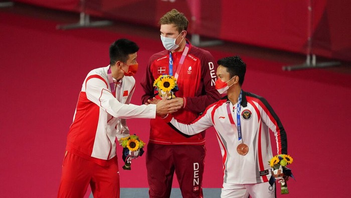 Bronze medalist Indonesias Anthony Sinisuka Ginting celebrate during the medal ceremony of mens singles Badminton at the 2020 Summer Olympics, Monday, Aug. 2, 2021, in Tokyo, Japan. (AP Photo/Dita Alangkara)
