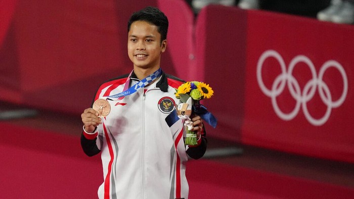 Bronze medalist Indonesias Anthony Sinisuka Ginting celebrate during the medal ceremony of mens singles Badminton at the 2020 Summer Olympics, Monday, Aug. 2, 2021, in Tokyo, Japan. (AP Photo/Dita Alangkara)