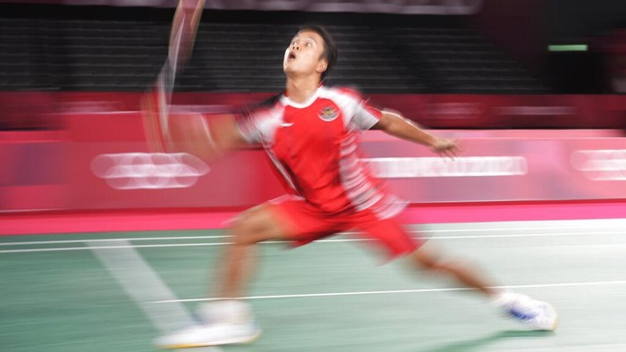 Indonesia's Anthony Sinisuka Ginting competes against Guatemala's Kevin Cordon during their men's singles bronze medal Badminton match at the 2020 Summer Olympics, Monday, Aug. 2, 2021, in Tokyo, Japan. (AP Photo/Markus Schreiber)