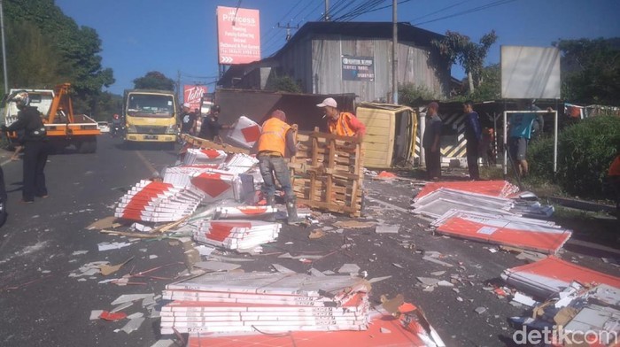 Truk bermuatan keramik terguling di jalur puncak Cianjur