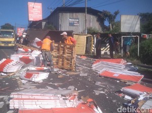Truk Rem Blong Tabrak Mobil-Pejalan Kaki di Puncak, Satu Orang Tewas