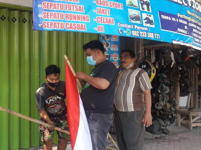 Tumbuhkan Optimis Saat Pandemi COVID-19, Paguyuban Tukang Loak Kibarkan Merah Putih