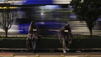 Cuaca dingin menjadi masalah besar bagi para tunawisma di tengah pandemi COVID-19. Mereka berusaha bertahan hidup dari infeksi virus COVID-19 dan kini harus berjuang melawan cuaca dingin.  