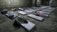 Organisasi amal setempat juga telah menyiapkan kasur dan selimut untuk melindungi para tunawisma selama malam yang dingin di Sao Paulo.  