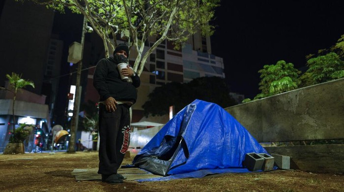 Tunawisma Brasil Bertahan Hidup di Tengah Pandemi dan Cuaca Dingin Homeless people sleep on mattresses laid out by the government inside a subway station amid historically cold weather in Sao Paulo, Brazil, early Friday, July 30, 2021. The Brazilian government's meteorological institute says low temperatures should endure until the start of August. (AP Photo/Marcelo Chello)