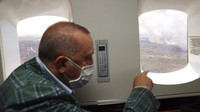 Presiden Turki Recep Tayyip Erdogan menyaksikan dari pesawatnya kebakaran hutan di Marmaris, Mugla, Turki. Turkish Presidency via AP  