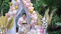  Berbagai makanan jadi menu yang tak terlupakan dalam pesta perayaan ulang tahun Syahrini kali ini. Meski hanya di rumah, tapi mulai dari cheese platter hingga cupcake semuanya tersedia. Foto: Instagram @princessyahrini