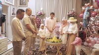  Usai sesi piknik, Syahrini tak lupa berdoa sebelum memotong nasi tumpeng aneka lauk. Foto: Instagram @princessyahrini