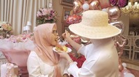  Dekat sekali dengan sang ibu, suapan pertama nasi tumpeng di hari ulang tahunnya ia berikan spesial untuk sang ibu. Foto: Instagram @princessyahrini