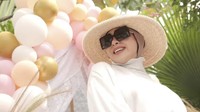 Rayakan ulang tahun yang ke-39 pada 1 Agustus lalu. Syahrini unggah video hingga foto-fotonya saat piknik di rumah dalam rangka merayakan hari spesialnya lewat akun Instagramnya. Foto: Instagram @princessyahrini