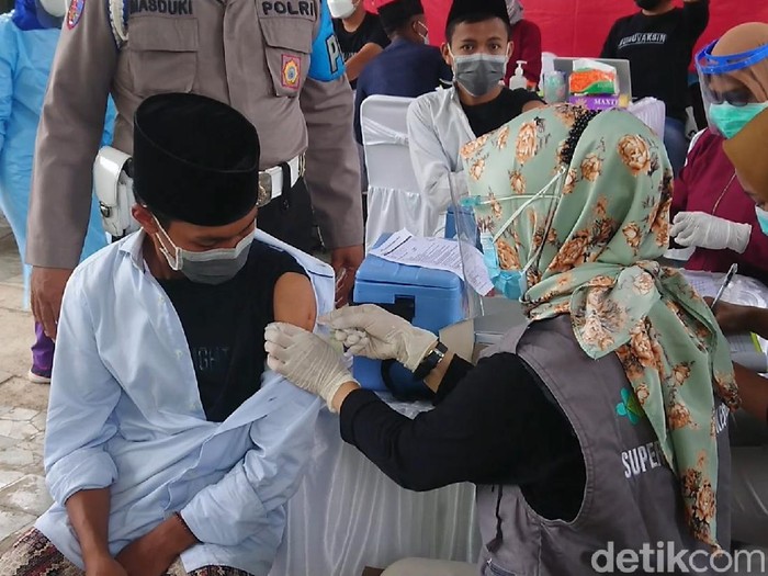 Pelajar Madrasah Tsanawiyah Negeri (MTsN) 1 dan santri Ponpes Qomarul Hidayah Trenggalek menjalani vaksinasi COVID-19. Vaksinasi digelar Badan Intelijen Negara (BIN).