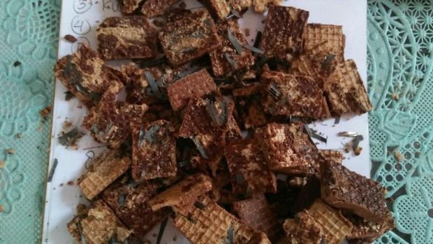 Warga Jalan Cumpedak, Kecamatan Patrang, Jember dihebohkan adanya wafer berisi potongan silet dan staples. Wafer itu dibagikan kepada anak-anak.